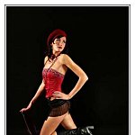 Beret rouge et bottes de cuir