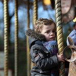 regard de l'enfant déjà pris par le monde civilisé