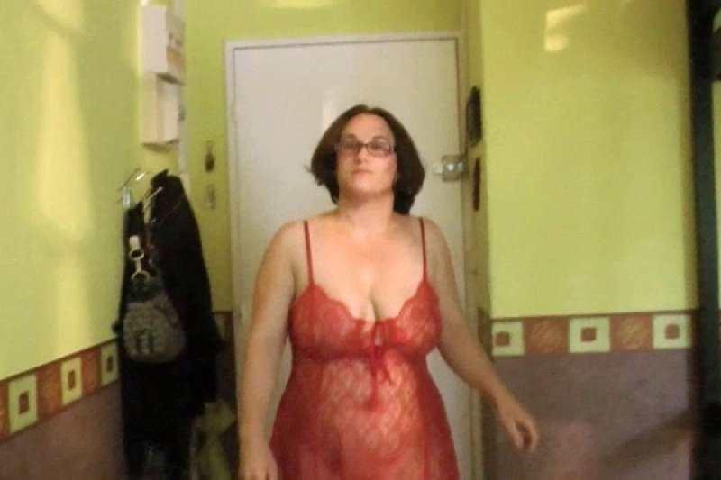 fred94250_florencefemmeaufoyerlhayauxrosesenculeej