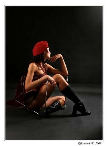 Beret rouge et bottes de cuir