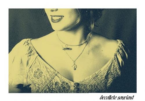 décolleté souriant