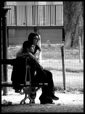 Amoureux sur un banc