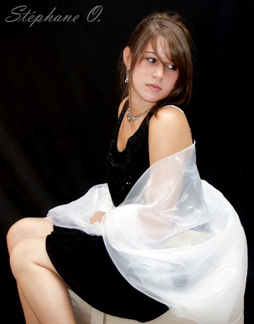 Assise sur un pouf