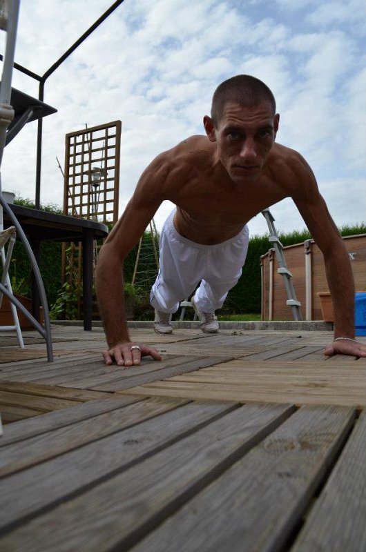 PHOTO EN POSITION DE POMPE TORSE NU