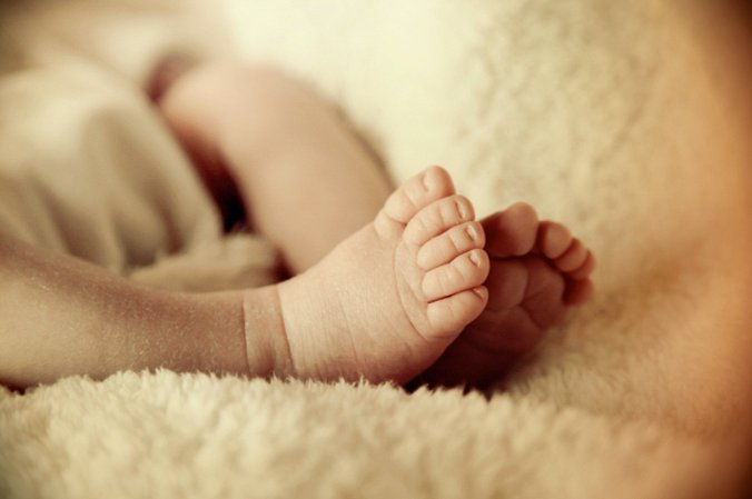 Photographie naissance, petits petons