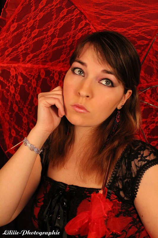 Shooting avec parapluie rouge