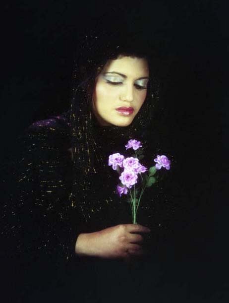 Un visage, des fleurs