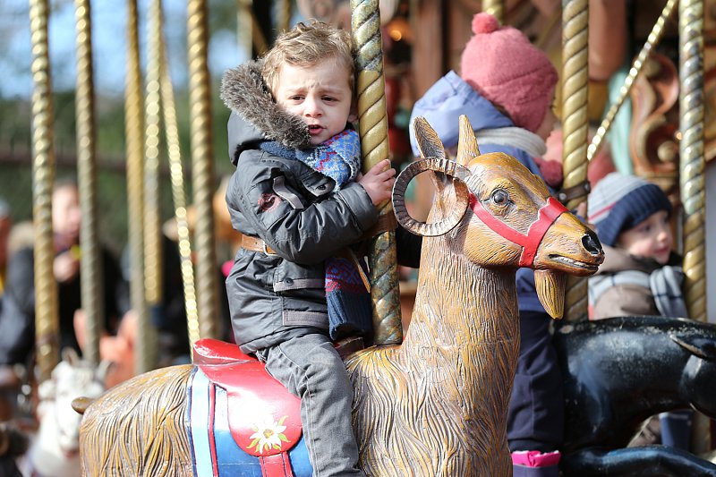 enfant sur manège