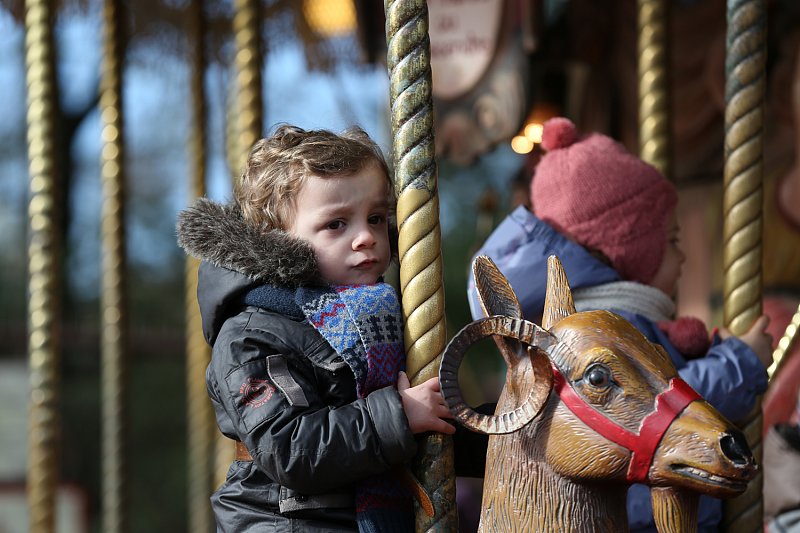 regard de l'enfant déjà pris par le monde civilisé